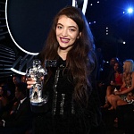 Лорд - первая женщина, победившая на MTV VMA с лучшим рок-видео